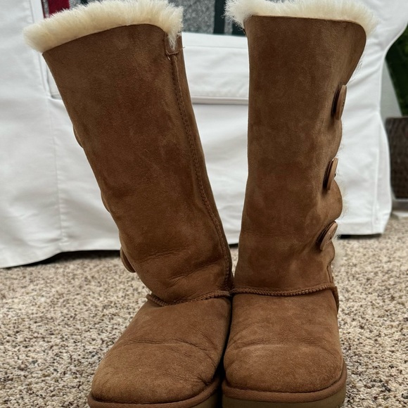 Women’s tall Uggs in chestnut size 7 . - Picture 2 of 6